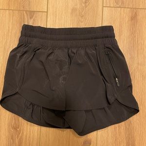 Lululemon black Hotty Hot high rise 2.5” shorts. Size 6.